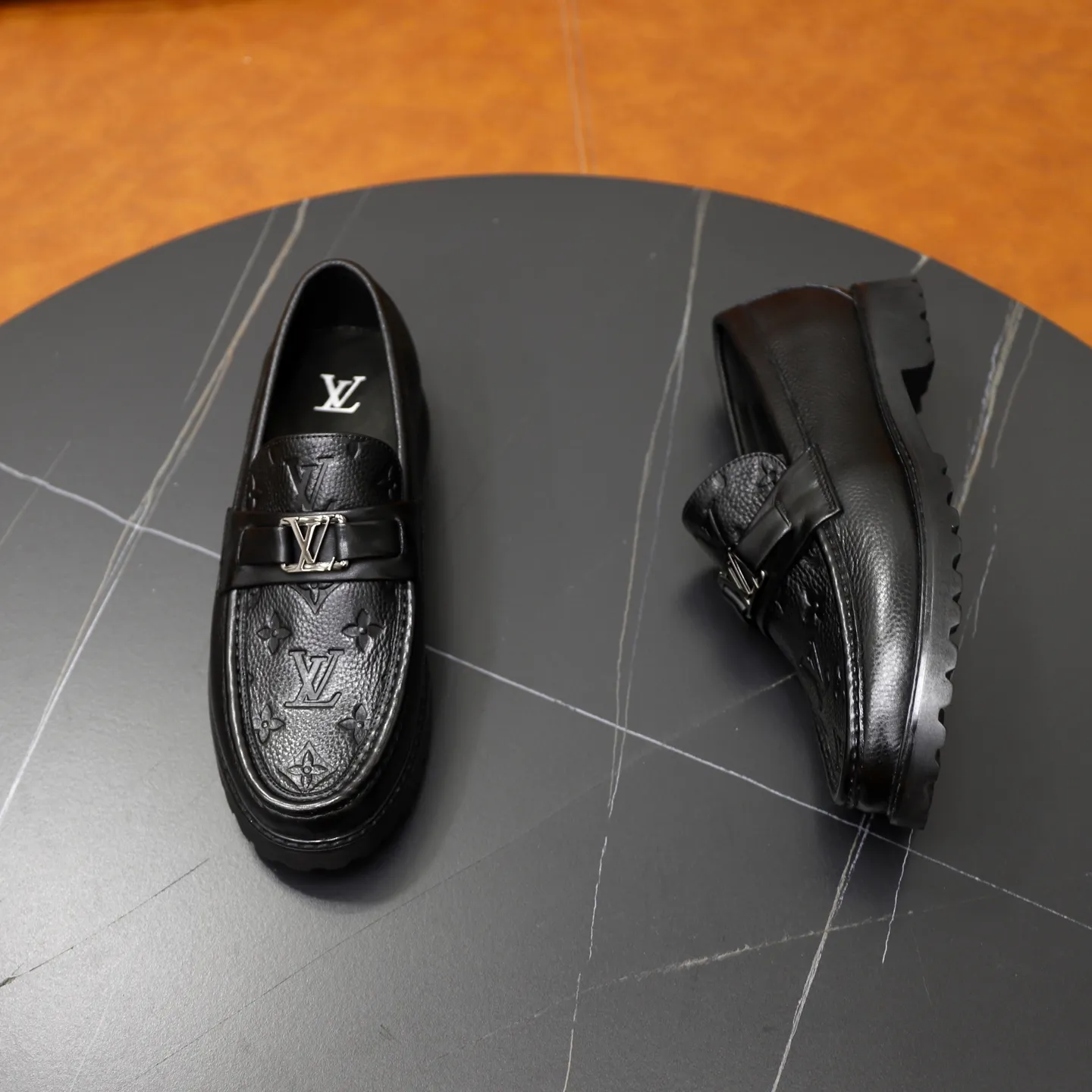Ex-factory price: 600💰Louis Vuitton LV men's classic Oxford shoes, men's business formal boutique leather shoes, classic style, almond kernel exquisite toe, ultimate art, the whole shoe is made of imported cow leather (open edge beads), carefully selected, fine pores, excellent gloss, soft texture, strong toughness, durable and not easy to deform, apricot fetal cowhide leather lining, soft and comfortable, sweat-absorbent and breathable. Foam outsole, original box and dust bag packaging! Size: 38–44 (45/46 customized)